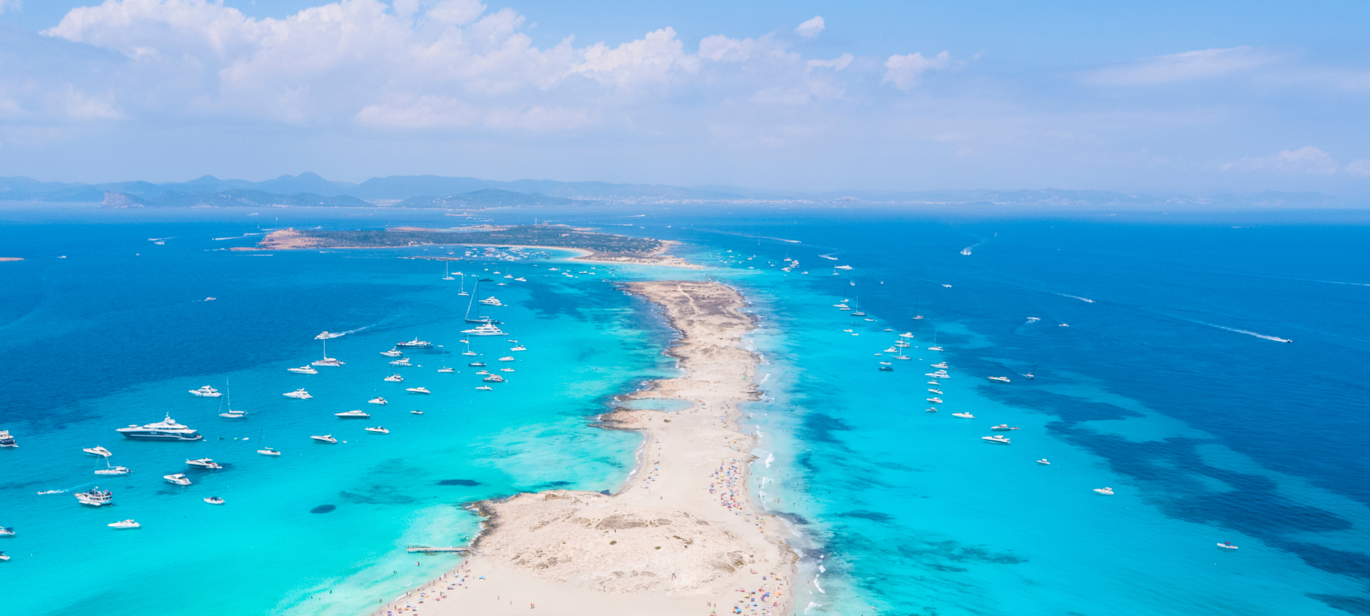 Veduta dall'alto della spiaggia di Ses Illetes a Formentera, isole Baleari Veduta dall'alto della spiaggia di Ses Illetes a Formentera, isole Baleari