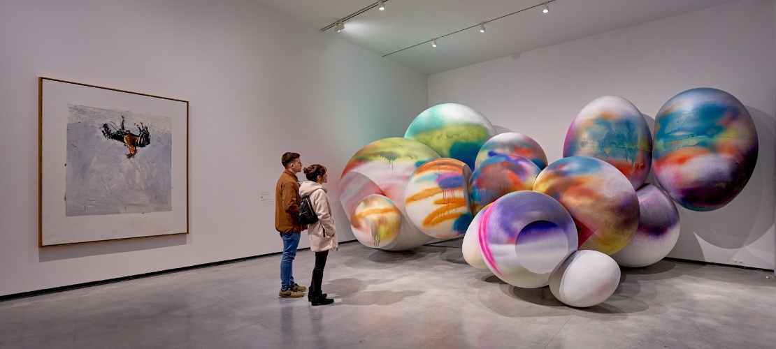 Des touristes visitent le musée d'art contemporain Helga de Alvear à Cáceres, Estrémadure