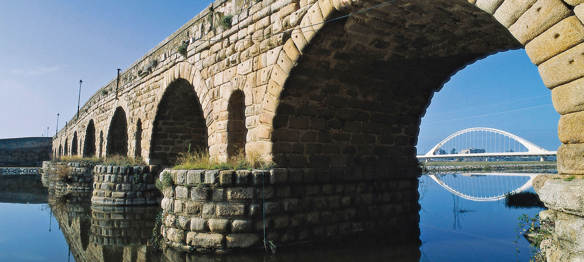 Pont romain de Mérida et, au fond, le pont Lusitania de Santiago Calatrava. Badajoz Pont romain de Mérida et, au fond, le pont Lusitania de Santiago Calatrava. Badajoz