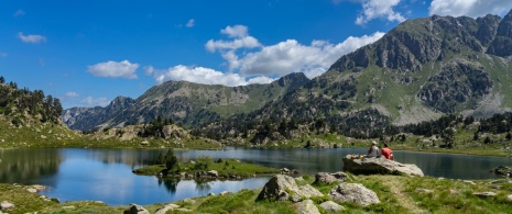 Turyści odpoczywający nad jeziorem Colomers w Parku Narodowym Aigüestortes i Estany de Sant Maurici w Lleidzie, Katalonia